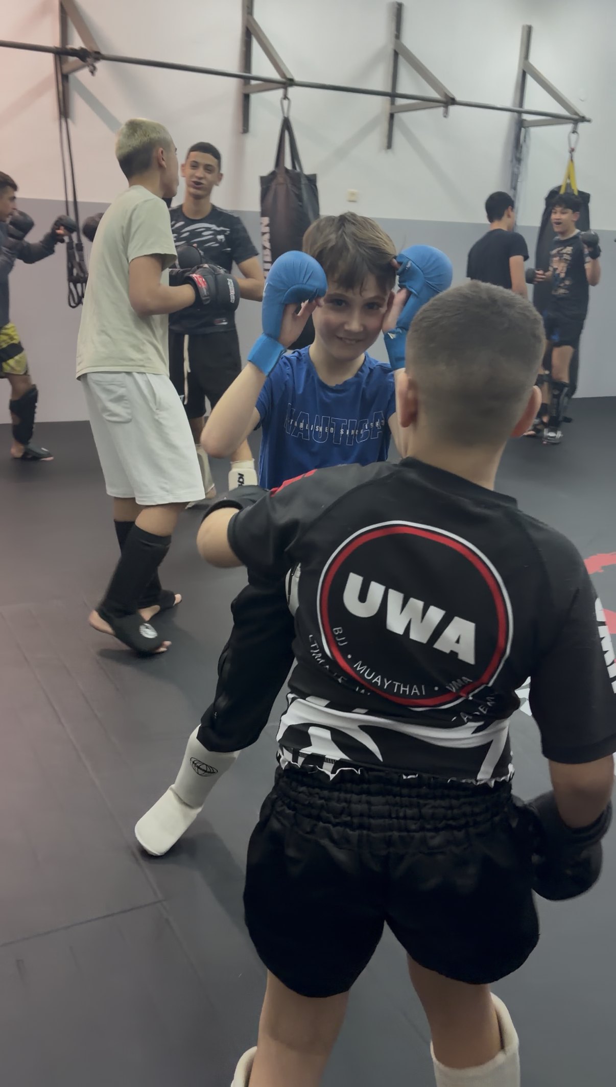 אימון ילדים ביסודות MMA באקדמיית Ultimate